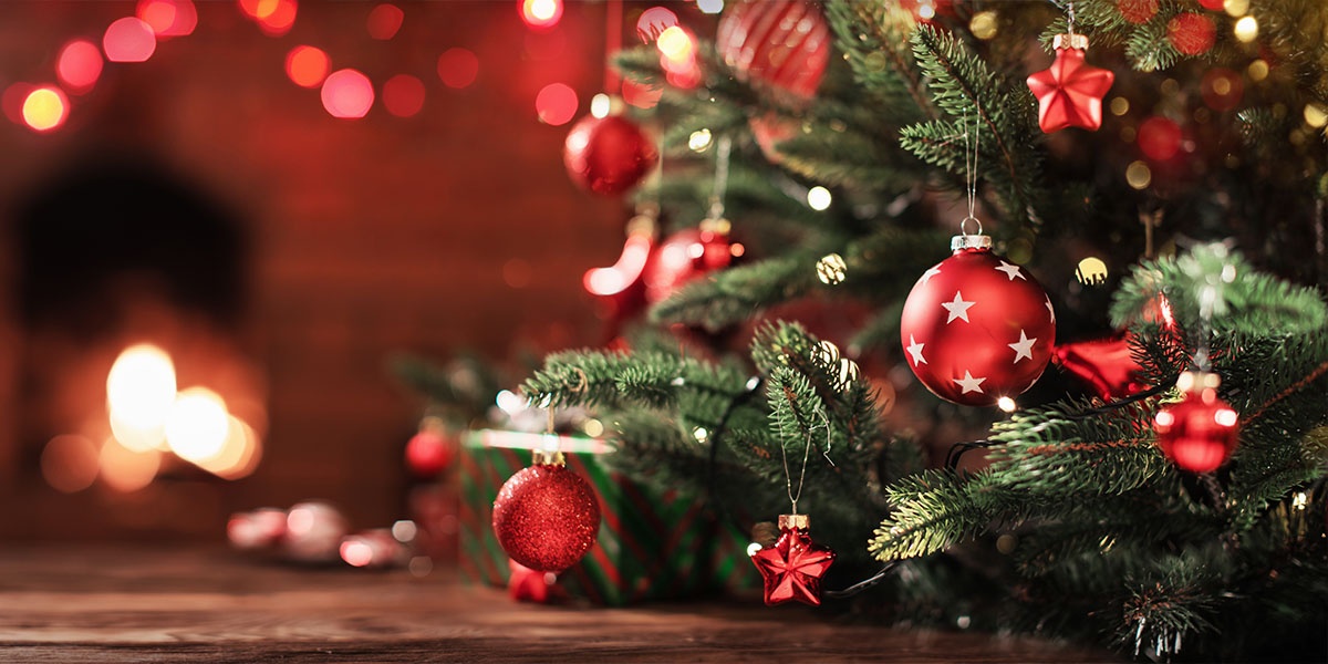 Weihnachtsbaum mit Beleuchtung  geschmückten in rot/gold 